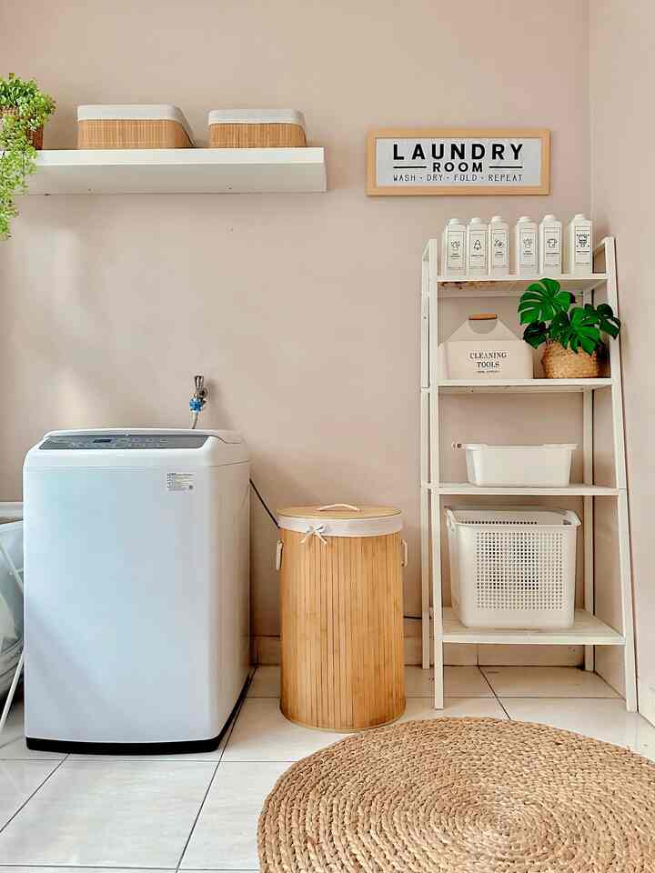Laundry Room ✨

Laundry Room kami cukup simple ya. Kami menggunakan mesin cuci dengan satu tabung agar lebih praktis saat nyuci bisa sambil mengerjakan pekerjaan yang lain, cukup satu kali pengaturan beberapa menit langsung selesai dan tinggal di jemur. Selain itu kami menggunakan storage tertutup untuk menyimpan baju bersih sebelum di setrika agar terhindar dari debu. Untuk menyimpan stock seperti detegent, softener dll kami menggunakan storage yang disimpan di atas mesin cuci agar mudah ingat saat sedang membutuhkan. Dan untuk detergent yang siap pakai kami masukan ke botol agar langsung bisa digunakan setiap hari saat nyuci.

#LaundryRoom
#ServiceArea
#KeranjangLaundry
#LaundryRoomInspo
#RumahDeveloper