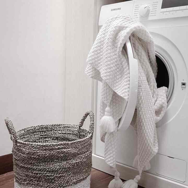 Rumahnya kecil tapi yang punya rumah kemauannya banyak 😄 
dipaksakan membuat laundry room dilahan 2,5m x 1m. Jangan heran juga kalau di area ini aku taruh beberapa barang/bahan kering seperti tepung, beras, dsb. karna tempat dirumah kami tidaklah besar, jadi saya membuat area ini multifungsi. 

Area laundry room ini aku pakaikan kabinet agar semua barang-barang printilan bisa masuk ke dalam kabinet dan tidak berantakan. seperti sapu, kain pel dan beberapa sepatu semua aku taruh di lemari ini. jadi walau rumah kami tidaklah besar, besar harapan saya sebagai ibu-ibu ingin punya ruang khusus yang estetik ✨ 



#laundryroom #inspirasilaundryroom #homeinspiration #homeminimalist #homedecor #laundryarea 