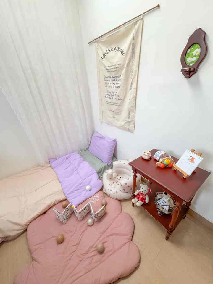 Untuk menciptakan kamar yang aman dan ramah untuk anak, aku menggunakan tempat tidur tanpa dipan. 

Dan juga aku menggunakan playmat untuk anakku bermain dan sofa tiup agar anak ku nyaman duduk dan bermainnya. 

#WallpaperEstetik #WallpaperDinding #WarnaCatRumah #TempatTidurAnak #RumahRamahAnak #KamarAnakPerempuan #PlayRoomAnak #KamarTidurAnak #bedroominspo #inspirasikamartidur
