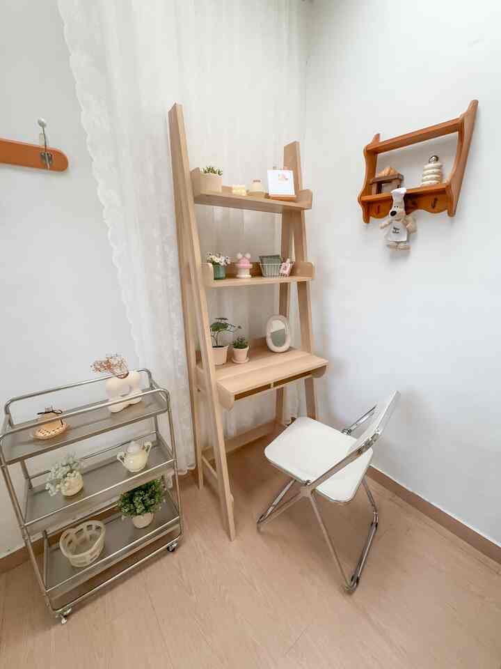 Meja kerja yang ku gunakan untuk menaroh pajangan barang dekorasi ku juga. Suka banget sama rak lemari meja nya warnanya pun cocok dengan lantai vynil ku 🤍

#homeoffice #desksetup #mejabelajar #mejakerja #Dekorasiruangbelajar #dekorasirumah #Dekorasisatukamar #apartmentstudio #studio #studioroom #roominspo 