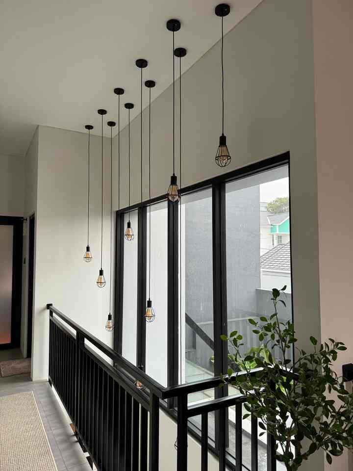 Hallway yang berada di lantai 2 ini dengan ukuran 120cm x 700cm untuk membagi kamar kamar saja 
Dan menjadi area masuk ke laundry room dengan menambah karpet panjang sebagai pemanis 

#bumitimi #hallway #inspirasihallway #desainindustrial #bandung #runnerrug #idehallway #inspirasirumah