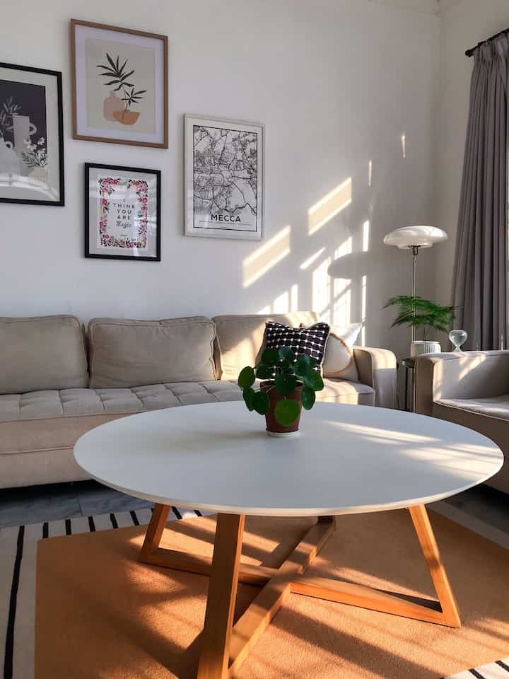 Aku dan suami belum punya anak tapi kami bisa bilang kalau rumah ini ramah anak. Kalau ada keluarga atau teman yang berkunjung membawa anak, mereka sangat menikmati waktu bermain di rumah ini. Penggunaan karpet di semua area rumah selain untuk visual, hal ini juga untuk kenyamanan anabul peliharaan kami. Lantai rumah yang terbuat dari marmer cukup membuat anabul licin kalau berlari, karpet ini sangat membantu. Selain itu mereka biaa guling-guling di atas karpet jadi bulunya tidak cepat kotor. 

#rumahramahanak #petfriendlyhome #karpetestetik #midcenturymodern #ikeahome #ikea #indoorplants