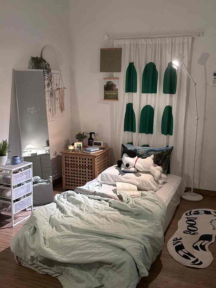 Comfort is essential for me when it comes to my bedroom. After a long day of work and activities, i truly treasure my rest time here. Selain tampilan yang estetik, aku juga cari kenyamanan dari barang-barang di kamar kayak sarung bantal, selimut, dan lampu. 

Selimutnya aku pilih yang lightweight dengan warna aqua yang gemes dan cocok sama kamarku. Selimutnya adem tapi tetap hangat buat malam-malam pakai AC. Nggak lupa plushie snoopy yg cute dan nyaman buat dipeluk🐶 I also love soothing myself with the scent of aromatherapy candle, yang nambah kenyamanan pas istirahat di malam hari🛏️🩵🌛

#bedroom #kamartidur #bedroominspo #bedroomstyling #cozybedroom #summerblanket #moodlamp #aromatherapycandle #pillowcase #materialestetik #dalkomspace