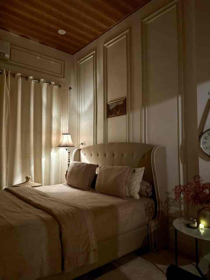 Kamar tidur yang berdampingan langsung dengan wardrobe room menjadi tempat berkumpul semua anggota keluarga sebelum masing masing balik ke kamar masing masing

#kamartidurutama #nightvibes #inspirasikamartidur #bandaaceh #liveswithkids