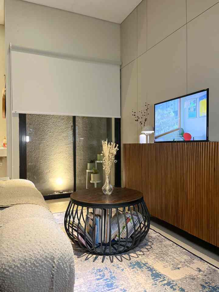 Material dan furnitur yang ramah anak sangat penting untuk menciptakan lingkungan rumah yang nyaman dan aman, apalagi kalau ada si kecil yang sering bermain di area living room. Aku memilih furnitur dengan sudut-sudut rounded agar aman dari risiko benturan. Misalnya, credenza berbentuk lingkaran dari kayu jati dan meja tamu bulat dari kayu meranti. 

Selain aman, keduanya multifungsi! Untuk sofa, aku pilih yang berbahan beludru dengan permukaan empuk dan tentunya sudutnya tetap rounded, tanpa sudut tajam yang bisa membahayakan.

Walaupun di rumah belum ada anak-anak, hampir tiap minggu ada keluarga dengan anak-anak yang datang, jadi penting banget untuk mempertimbangkan keamanan mereka saat memilih furnitur.

Pilih furnitur yang aman dan nyaman untuk si kecil, karena keselamatan mereka adalah prioritas utama! 💚

Yuk, mulai terapkan desain rumah ramah anak di rumahmu juga! ✨👶🧸

#RumahRamahAnak #FurniturAman #ParentingTips #HomeDesign #JapandiStyle #KayuJati #KayuMeranti #FurniturAnak #LivingRoomSafety #FurnitureSafety #RamahUntukAnak