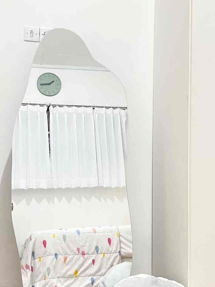 Edisi Ramah Anak~ 👶🏻

• Cermin
penyangga cerminku ini kuat, jadi ga gampang jatuh & pecah kalau kesenggol

• Karpet Antislip
meminimalisir kepleset kalo lari-larian atau lagi ga seimbang waktu nginjak karpet ini

• Gagang Pintu
secara tampilan permukaannya tumpul dan ramah untuk anak

• Meja Nakas
permukaan tumpul yang jelas ramah anak dan ada roda supaya lebih flexible untuk dipindah-pindah

#CerminEstetik #KarpetAntiSlip #HandlePintu #NakasEstetik #KamarRamahAnak