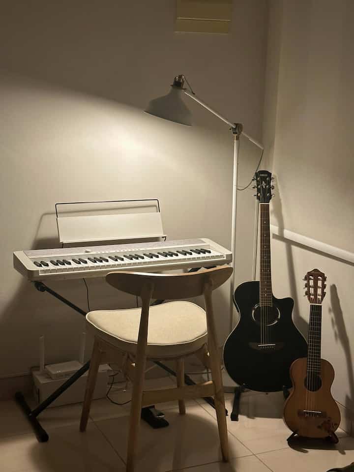 Spot favorit kami untuk gonjrang gonjreng di rumah 🤣🎹🎼🎶 
kecilin volumenya supaya gak ganggu tetangga 🤏🏻

Sementara masih pakai kursi ruang makan sambil cari2 kursi keyboard yang cocok 😌

Bagian rumah kami yang ini memang banyak kabel melintang, tetapi ternyata penggunaan penutup kabel murah meriah sangat membantu lho!

Slide ke foto terakhir untuk liat beforenya~

#ruanghobi #ruangmusik #rumahminimalis #penutupkabel #tempathobi