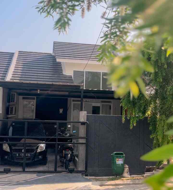 Akhirnya kami bisa menambahkan pagar di area depan teras rumah. Pagar dengan design industrial yang menggunakan pipa besi sudut lengkung dan isian tengah frame pagar menggunakan expanda. Ukuran pagar 320 x 185 cm.. untuk tembok pagar dengan finishing kamprot dengan aksen tali air.
Kami juga menambahkan bell wireless untuk memudahkan komunikasi dengan tamu yanh datang. 

#pagarindustrial #rumahclusterbogor #pagarbesiexpanda #fasadindustrial #rumahcluster #fasadintrovertfriendly #idefasadrumah