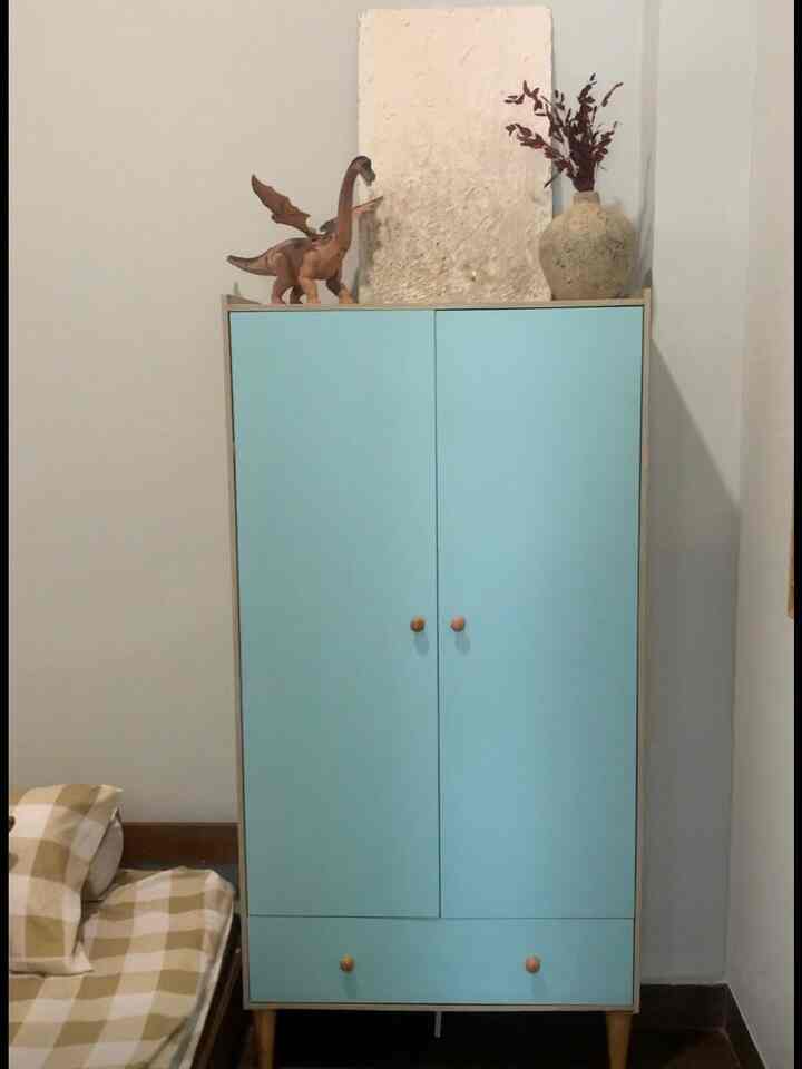 Kamar anak di nasr.living berukuran 3x2,7 m dengan space ruangan terbatas kami memaksimalkan furniture yang tidak berlebihan dan bisa untuk area bermain. Kasur anak diletakan lesehan agar aman, krn anak usia 2 thn dan sudah tidur dikamar sendiri. Penggunaan cat dengan anti noda,sehingga mudah dibersihkan, untuk area main dan baca agar terlihat point diberikan stiker arch bewarna biru agar senada dengan furniture lainnya
#kamarAnakLakilaki
#kamaranak
#playroomanak
#catantinoda
#wallpaperaesthetic
#stikerarch
#kamarramahanak
#perabotramahanak
#rumahramahanak