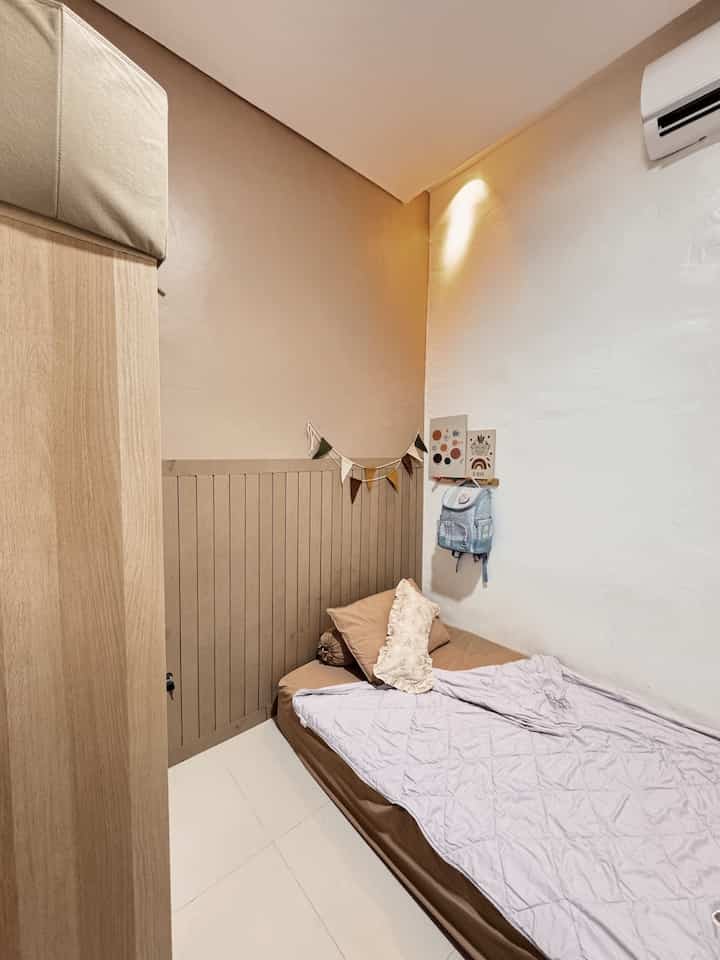 Hai tetangga... 
kali ini aku mau share funiture ramah anak yang ada dikamar anak ku. salah satunya meja belajar ini, dengan ukuran yang tidak terlalu lebar dan tinggi sehingga anak nyaman untuk menggunakannya dan untuk rak penyimpanan sengaja aku gunakan yang tidak ada penutupnya agar anak dengan mudah menaruh kembali mainannya. 

utk cat kamar anak ku sendiri aku menggunakan cat tembok dari jotun yang easywipe sehingga jika ada coretan dengan mudah untuk dibersihkan kembali . 

semoga menginspirasi tetangga✨

#Bedcoverringan
#cateasywipe
#papantulisikea
#walldecorestetik
#mejabelajarikea
#rakbukuanak
#RumahRamahAnak
#kamartiduranak
#kamaranakperempuan
