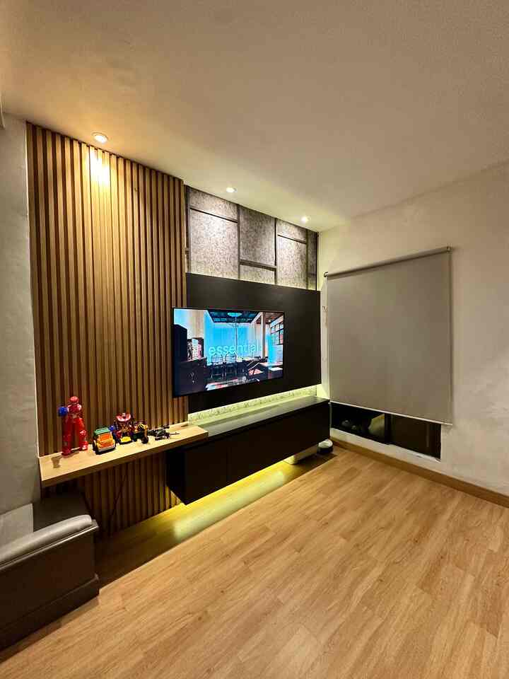 Hi, ini ruang TV dirumah kami. Dengan konsep minimalis dan industrial kami memilih warna dark grey, dan unsur warna kayu. 

Dan untuk menciptakan suasana warmy kami jg menggunakan lampu warm white dan juga 3 titik lampu sorot. 

Jika ingin sedang di suasan yg teduh, lampu sorot kami matikan seperti di slide 3 dan 4.

#minimalis #industrial #rumahminimalis #rumahindustrial #ruangtv #areatv