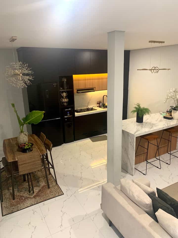 Area makan dan kitchen memang menjadi satu/open space agar memaksimalkan ruangan, pemilihan furniture juga mempengaruhi, meja makan untuk 4 org cukup untuk keluarga kecil dan menggunaan karpet pada area meja makan menjadikan ruangan lebih menarik
#diningroom
#mejamakan
#inspirasiruangmakan
#kitchen
#homeinspo
#dekorasimejamakan
#nasrliving