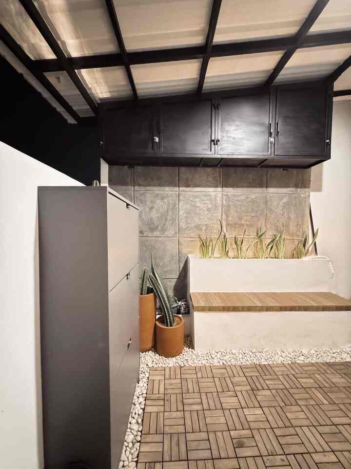 Hai tetangga .. 

kali inu aku mau share tentang tempat penyimapanan dirumah ku. kedua tempat penyimpanan ini penting banget . karna rumahku yg terbatas lahannya jadi tempat penyimpanan ini aku letakan di bagian depan rumah . 
 yang pertama ada kotak sepatu dari ikea dengan kapasitas yg cukup besar . yang kedua ada gudang gantung yg terbuat dari baja holo dan plat baja agar kokoh dan punya banyak ruang . 

semoga menginspirasi ✨

#gudanggantung
#lemarisepatu
#rumahsubsidi
#tamankering
#halamanrumahsubsidi
#terasrumahsubsidi