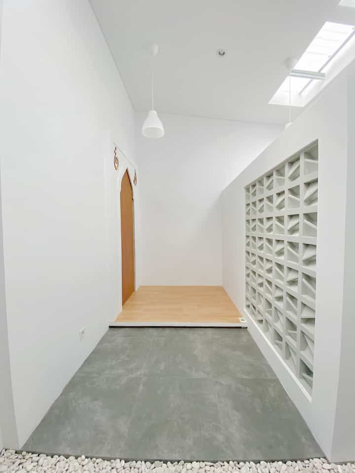 Satu lahan bisa menjadi dua fungsi area, kebetulan di halaman belakang rumah kita itu ada sisa lahan dari developer yang selain kita buat kitchen dan dinning area kita juga buat mushola dan laundry room dalam 1 lahan, kita buat sekat memanjang dengan tambahan roster untuk mempercantik dinding skat ini.

untuk area mushola nya berukuran 1,5x2m dan untuk area laundry nya 1,2m memanjang seperti gang. membuat lahan sempit menjadi fungsional sudah kita pikirkan sebelum membuat lahan ini, matrial lahan ini kita pilih sesuai suasana indoor, dan tetap kita buat nyaman dan estetik.

#MaterialEstetik #laundryroom #mushola #musholarumah #materialmushola #materiallaundryroom #materialrumahmini 