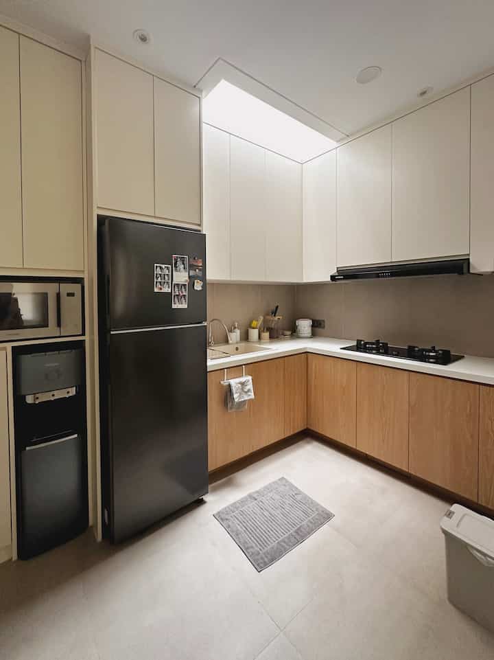 Suka sekalii dengan kanopi kaca di dapur yang membuat rumah kami jadi terang dan nyaman di siang hari, rumah jadi mendapat cahaya natural dan tidak mudah berjamur

Kami juga menggunakan roster beton untuk sirkulasi udara agar setelah memasak diharapkan bau lebih mudah hilang

Lantai dan backsplash di dapur juga menggunakan material bertekstur matte agar tidak mudah terpeleset. karena natnya minimal, backsplash juga jadi lebih mudah dibersihkan

#kitchenset #kanopikaca #temperedglass  #rosterbeton #dapurnyaman #dapurestetik