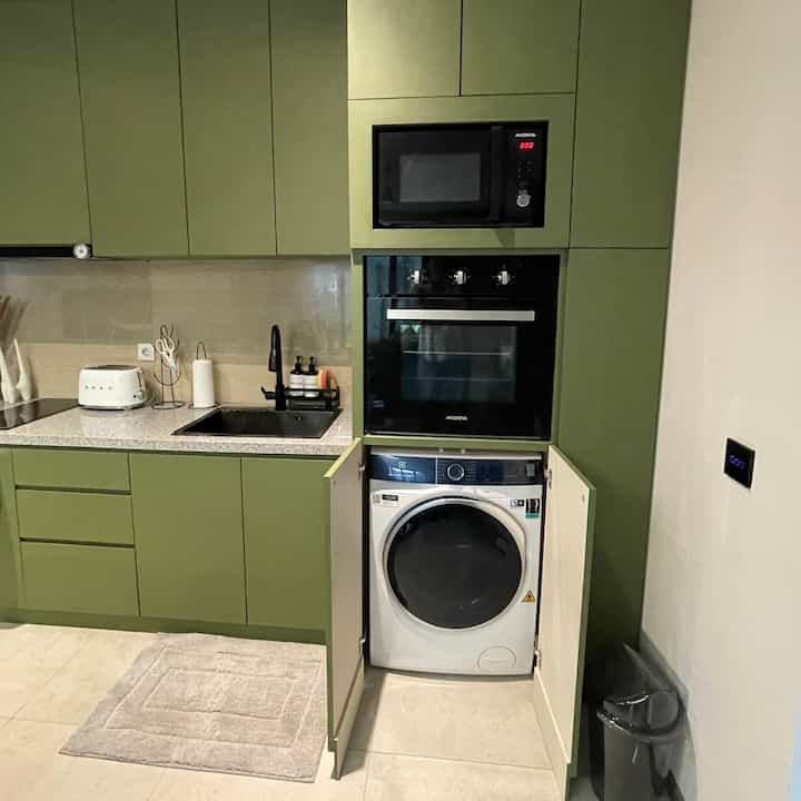 Kitchenset yang mungil tapi bikin betah masak dan nyuci 😁✌🏻
Terinspirasi dari apartemen yang kitchenset dan mesin cuci dryer menyatu..hemat tempat..hemat tenaga jadi ga perlu bolak balik ke ruang laundry 🥰
#IdeKitchenSet
#RuangMinimalis
#KitchenDiningRoom
#LaundryRoom
#DapurModern

