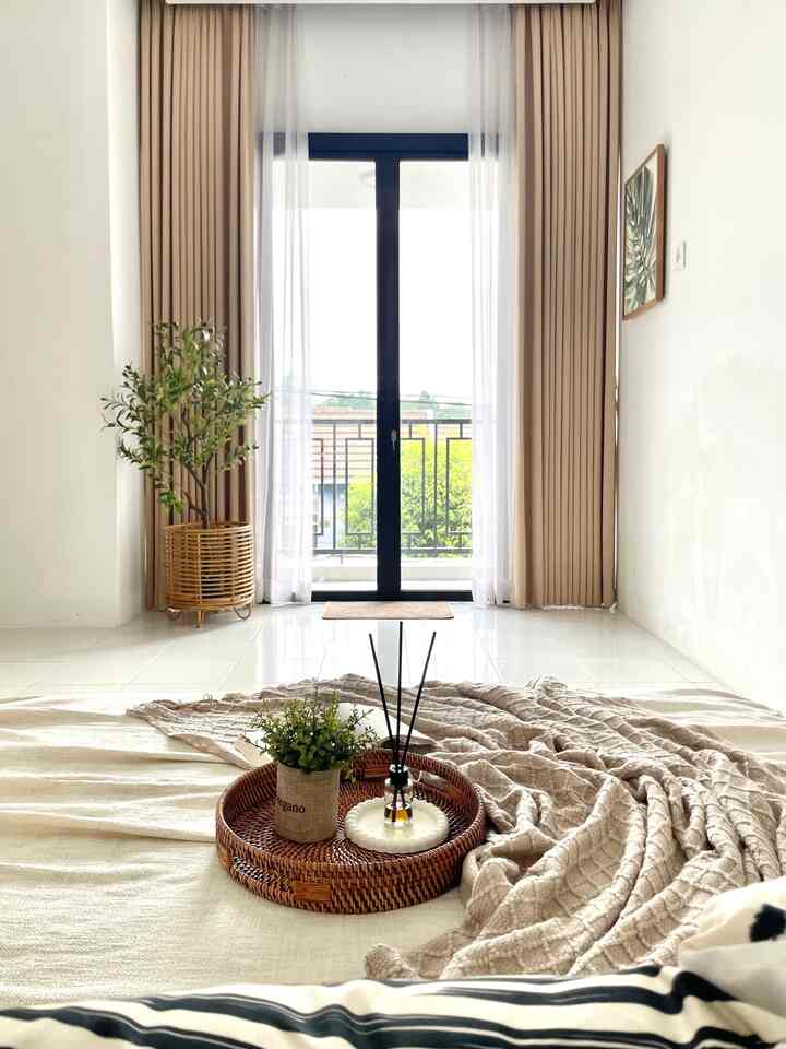 Kamar utama dengan balkon menghadap green view. 
Master bedroom kami berada dilantai 2 dan sengaja kami rancang memiliki balkon kecil yang bertujuan agar saat pagi pintu balkon kamar menjadi sumber  sirkulasi udara yang baik. 

#kamarutama
#idedekorasikamar
#kamarminimalis
#masterbedroom
#dekorasikamar
#balkonkamar 
