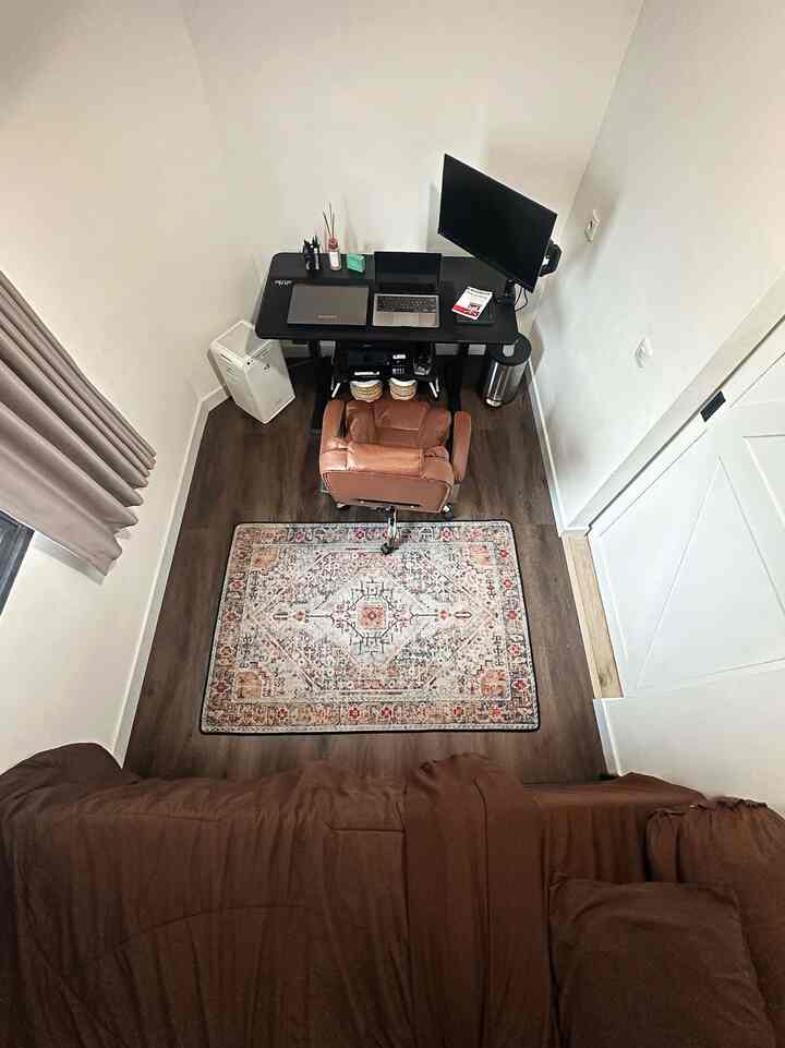 HOME OFFICE ✨

We really needed a dedicated home office as my husband often work from home. So this is our multi-purpose home office guest room design that accommodates a home office with a single bed, just in case someone wants to sleepover in Hatta Home :)

Working space sekaligus kamar tamu ini bernuansa moody dengan tone mostly dark brown & black karena suami ingin ruangan ini terlihat lebih masculine namun tetap hangat.
Our favorite finds in this room adalah meja adjustable otomatis dengan kontrol naik-turun yang mudah dan menyediakan penyetelan ketinggian dari 72cm hingga 120cm. Tujuannya agak suami bisa tetap nyaman bekerja dari posisi duduk maupun posisi berdiri, supaya postur tubuh tetap balance.

Another best finds adalah kursi kerja recliner yang nyaman dan dapat berubah posisi dari duduk sampai tiduran, dengan material kulit klasik.

Sebenarnya kamar yang hanya berukuran 6,5 meter persegi ini masih sangat seadanya dan belum full di make-over karena suami ingin membuat beberapa DIY pull-out drawers dibawah kasur. Jujur gak sabar untuk make-over kamar ini!

#WorkingSpace
#KamarKerja
#KamarTamu
#GuestRoom
#MaterialKamarKerja
#MaterialKamarTamu
#MejaKerja