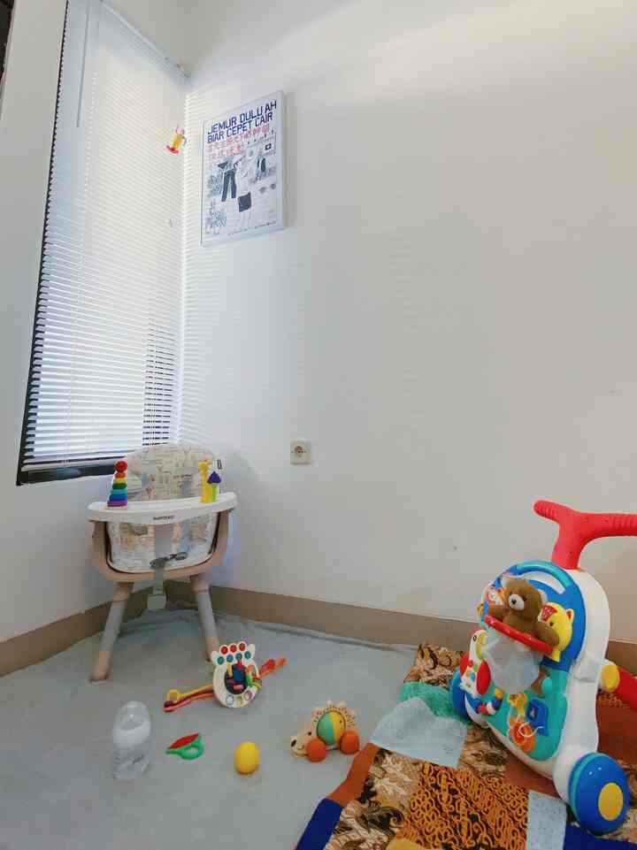 Hola bertemu lagi bersama nara hous  👶🏻🍼🚼

Mari lihat tempat bermain anak kami
spot tempat bermain ini berada disudut rumah,karena anak kami masih batita,jadi lbih banyak mainin perintilan untuk memberi stimulus pertamanya, disini hanya terdapat mainan yang anak kami nara sering gunakan,selain itu ada babi chair untuk anak kami makan.

#playroomanak
#rumahramahanak
#narahous
#babychair
#mainananak