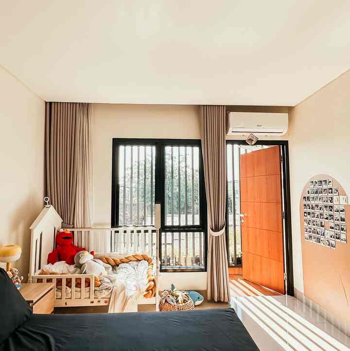 Haiii pagiii
Ini tempat master bedroom sekaligus kamar baby. Karena pada masih bocil2 jadi memang kami room in semua. 

Furniture Ramah Anak sesuai kebutuhan dan aman menurut kami yaitu : 
1. Tempat Tidur Anak
2. Keranjang Mainan
3. Boneka anak
4. Lampu Kamar aman
5. Keset lembut

Gimana kalau di rumah kalian? 
Happy long weekend ya 🫶🏻

#TempatTidurAnak #KeranjangMainanAnak #LampuKamarAnak #BonekaAnak 
#KesetHalus #Casaaksadaru
