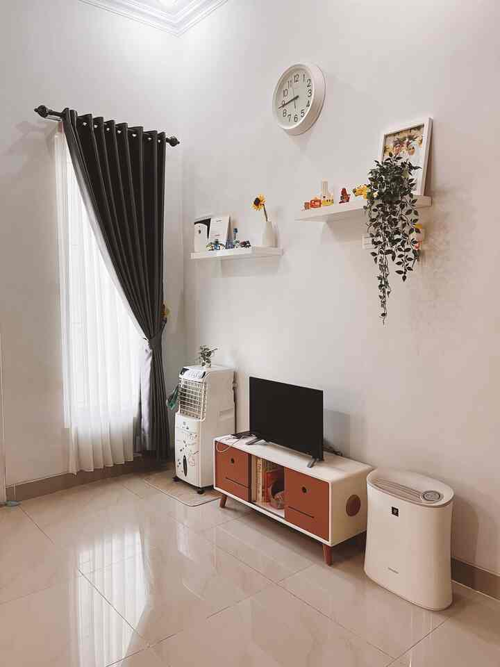 Material ruangan yang membuat rumah nyaman dan estetik di rumah @meehomey adalah sebagian besar menggunakan konsepnwarna putih. Warna putih pada dasarnya akan menyebabkan suatu ruangan memiliki kesan luas walaupun ukurannya tidak terlalu luas.
Material lainnya yang membuat rumah meehomey estetik menurut kami adalah adanya hing-hint warna kecoklatan dengan motif kayu. Perpaduan antara warna putih dan warna motif kayu akan meningkatkan kenyamanan ruangan dan juga ruangan menjadi lebih clean dan bersih.

#warnacatrumah #materialestetik #catrumahputih #hiasanputih #sentuhanmotifkayu