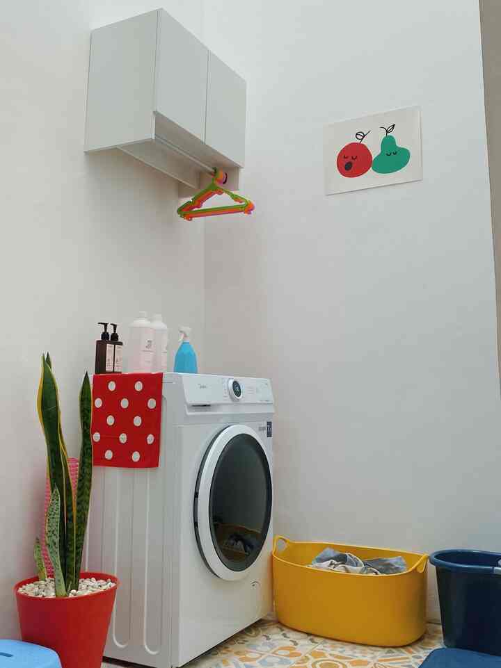 Haiiiyoo ✨

Mari kita lihat Laundry Room dirumah nara
rumah ini awalanya tidak memiliki tempat untuk laundry,dari segi layout rumah developer harusnya ini masih bagian dari dapur dan atasnya terbuka.

Laundry Room ini begitu minimalis,dengan ruang yang terbatas,tapi kami memberi bukaan diatas agar cahaya masuk natural tanpa ada lampu lagi 🔴⚪️

#laundryroom
#narahous 
#ruangminimalis
#Rumahcluster
#bauhaus 
#Bandung