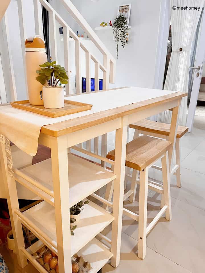 The dining room in @meehomey's house is approximately 2 x 1 meters. With a very limited size, the dining table that needs to be used is one with a high table concept or cafe model. A dining table with a cafe concept has a fairly slim size with high chairs, so it doesn't need a large room size. 
The dining table used must also have a white color concept and a hint of wood grain to match the main theme in @meehomey's house which is minimalist and clean

#diningroom #diningroomcafe #highchair #kitchenanddining #ruangmakanestetik #ruangmakanminimalis