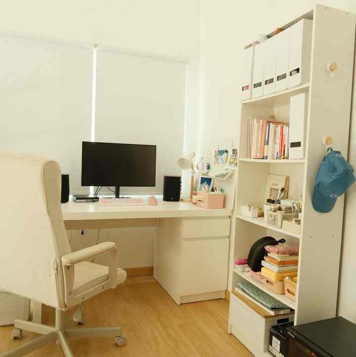 Furnitur atau Material ramah anak anak di Damaruma khususnya terletak pada HomeOffice di lantai 2. Untuk railing void dibuat tinggi 2 meter untuk pengamanan ketika anak anak sedang bermain atau melakukan aktifitas di Home Office

#RailingBesi #RumahRamahAnak #RailingVoidMinimalist #HomeOffice
