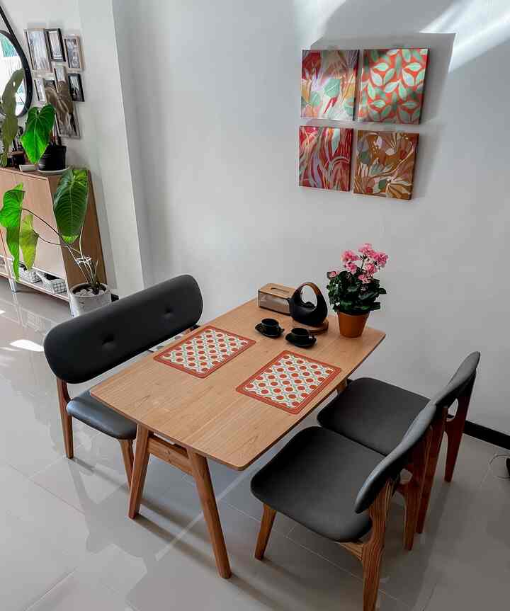 Ini adalah dining area di @diemdibumi selain untuk makan bersama, area ini sering kali aku gunakan untuk bekerja #MejaMakanMinimalis  #DekorasiDinding 
 #InspirasiRuangMakan
#DiningRoomStyling #japandidiningset