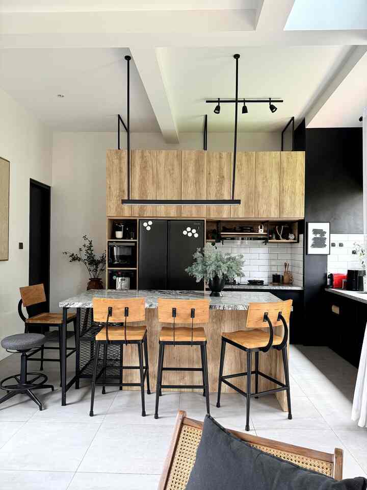 Membuat suasana ruang makan lebih nyaman

Kami tentukan dari konsep, pemilihannya industrial dengan color palette wood, grey, black  

Dibuat island table yang besar denga jarak ke top table masih lebar

Bisa sambil makan, ngobrol bercengkrama dan masak, semua ngumpul bersama

#bumitimi #mejamakanminimalis #kitchenset #inspirasiruangmakan #diningroomstyling #warnacatrumah #idedapurindustrial 