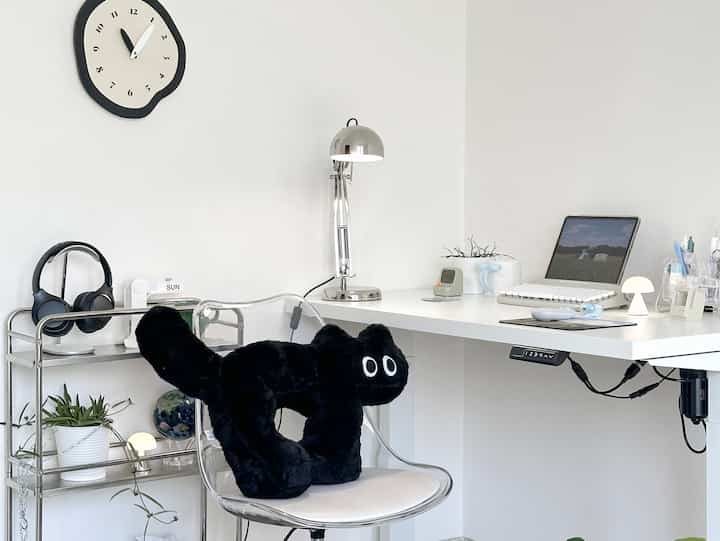 Material kamar yang bikin nyaman & estetik 👀🍃

1. Dipan Kasur warna cerah yaitu putih supaya kesan ruangan tampak lega dan luas, oya dipan aku custom menyesuaikan ukuran kasurku sehingga menyesuaikan tone warna broken white. 

2. Lighting/penerangan estetik yang aku pilih pada ruanganku berasal dari mini lamps. Karena aku suka suasana nyaman juga estetik sehingga aku sedikit menggunakan lampu besar.

3. Dekorasi/perintilan dominan warna putih seperti rak fireplace hingga meja kerja yang bikin ruangan aku estetik dan sangat nyaman di mata. Jika menginginkan suasana baru aku hanya perlu menambahkan aksen warna tambahan seperti warna bunga/tanaman indoor.

#MaterialEstetik
#WarnaCatRumah
#DipanEstetik
#LightingEstetik
#FurniturKamar
#TanamanIndoor