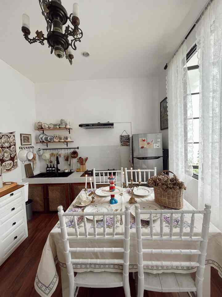 Di ruang makan, setelah santapan habis kami saling menatap bahagia. rasa lelah, sedih, dan senang seketika meluap dengan sendirinya. Sesekali melihat keluar jendela ada taman kecil disana. Ruang ini juga menjadi saksi hangatnya kebersamaan, dan menjadi tempat yang paling dirindukan. Bagaimana tidak? Istri yang meracik bumbu dg penuh kasih sayang lalu suami dan anak yang menanti masakan matang. Masakan yang suami dan anak rasakan tidak akan bisa didapatkan diluar. 

#diningroom
#dindingdapur 
#ruangmakan
#mejamakanrustic
#kursirustic
#gordenrustic
#tempatlilinvintage
#piringantik 