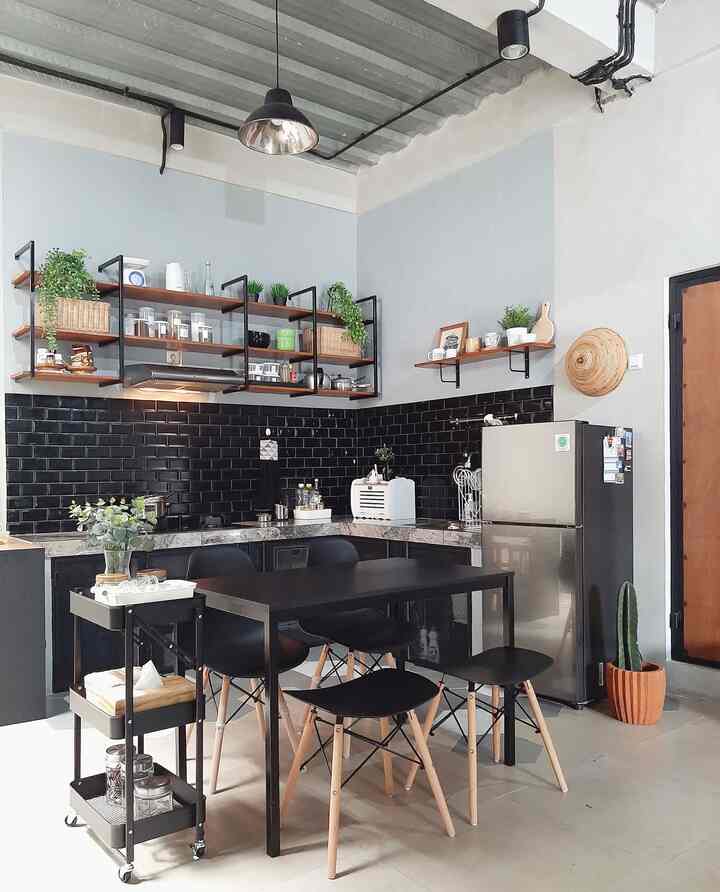 Salah 1 yg mengalami perubahan dari segi warna & material adalah daerah dapur & ruang makan. yg semula lebih ‘membumi’ dengan mayoritas materialnya baik dari kitchen set, meja & bangku makan adalah kayu skrg berubah jadi ke ‘mamba’ untuk meja makannya beli jadi aj dari produk Ikea dgn kaki dari baja sedang mejanya dari partikelboard & bangkunya produk Fabelio sengaja juga type bangkunya ga 44nya diseragamin biar ga monoton 

 #mejamakanganteng #kitchenset #industrialstyle #inspirasiruangmakan #diningroomstyling #ruangmakanmamba #pakaihitamsiapatakut
