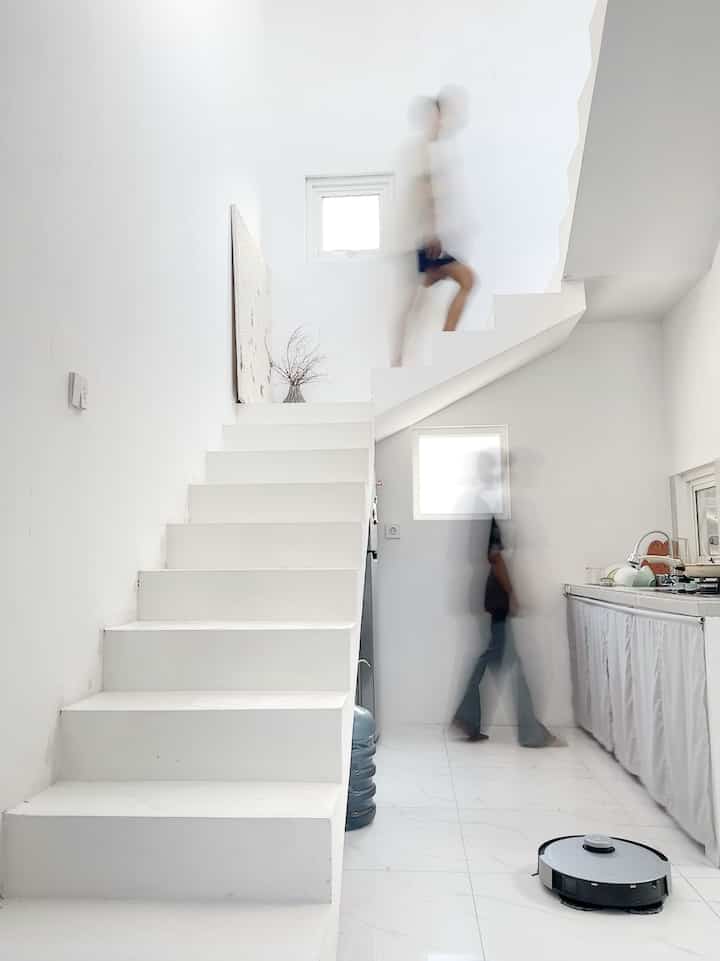 Inspirasi Tangga ala Studio 🤍
-
tangga di Angka House memang jarang terexpose karena rumah kita belum sempurna dan masih memiliki 1 lantai , karena rumah tumbuh kita membuat tangga ke lantai 2 untuk kedepannya agar mempermudah proses renovasi. 
-
tangga ini didesain oleh suami dengan bentuk lette U ( menyesuaikan tempat ) untuk memaximalkan lahan, bagian bawah ada dapur segaris dan mesin cuci + lemari pendingin , sekilas tangga ini tidak terlihat diruang tengah karena tangga bersampingan tembok kamar
-
finishing yang digunakan epoxy agar mudah membersihkan dan mempercantik ruangan


#InspirasiTangga #InspirasiTanggaMinimalis #TanggaRumah #StairsStyling #WarnaCatTangga #WarnaCatRumah #TanggaMinimalis #Aesthetic #Minimalis #angkahouse #homedecor #home #lowbudget