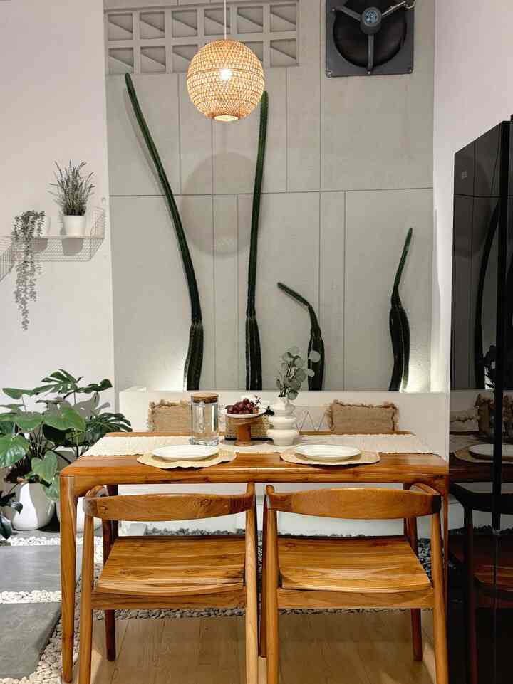 Dinning room di awhouse.

dinning room ini menyatu dengan taman indoor, dinning room ini berada di halaman belakang rumah tepat dekat dengan kitchen. tips menjadikan dinning room yang nyaman versi kami :

- pastikan pencahayaan lampu yang warm white agar area makan terkesan lebih homey
- pemilihan meja makan yang tepat, pilih meja makan yang mudah dibersihkan dan berbahan dasar kuat, karna di meja makan akan sering kita jadikan area makan dan minum pasti ada makanan panas atau dingin.
- memilih backdrop yang tepat serta dekorasi yang sesuai dengan tone warna rumah, pemilihan ini perlu diperhatikan karna akan membuat mood kita bagus saat berada di dinning room ini.

segitu dulu tips menjadikan dinning room yang nyaman versi kita🤍

#InspirasiRuangMakan
#DiningRoomStyling
#mejemakanjati
#mejamakankayujati
#mejamakanjepara
#dinningroomideas 
#dinningroomdecor
#dindingkamprot
#dindingareamakan 
#lampugantungrotan
#lampugantungbambu
#lampumejamakan 
#lantaidinningroom
#dekorasidinningroom
#dinningroomdecoration