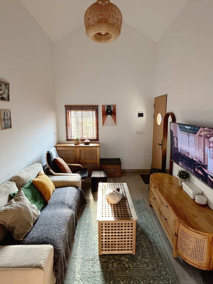 color palette awhouse 🟤⚪️⚫️🔘🟢

color palette dirumah ini dominan dengan warna kayu coklat, tapi selain warna coklat kita juga padukan dengan warna cream, abu, hitam, dan hijau.

kita pilih warna ini karna konsep rumah ini scandinavian, dan kita pastikan dekorasi dan interior nya sama dengan color palette rumah ini, untuk pemilihan meja tv dan rak sepatu kita custom di jepara dengan pemilihan finishing natural.

dan untuk warna lantai kita pilih warna netral di abu abu, dan untuk mempercantik dekorasi kita tambahkan tanaman artificial juga.

tips untuk mengisi ruangan kecil, karna berhubung ruangan keluarga ini kecil, pastikan sebelum membeli furniture ukur dulu furniture dengan space ruangan, kalo temen temen gak custom furniture pembelian furniture yang sudah jadi juga tidak masalah asalkan kita pastikan dulu dan color palette nya sesuai ya!

semoga menginspirasi🤍

#HomeColorPalette
#InspirasiWarnaRumah
#livingroom #livingroomideas #livingroominspo #livingroomawhouse #lantailivingroom #lampulivingroom #kursivingroom #sofalivingroom #homescandinavian #mejatvjati #raksepatujatu #customfurniture #mejatamukayu #lampugantungbambu #lampurotan #ambalandekorasi #tanamanartificial