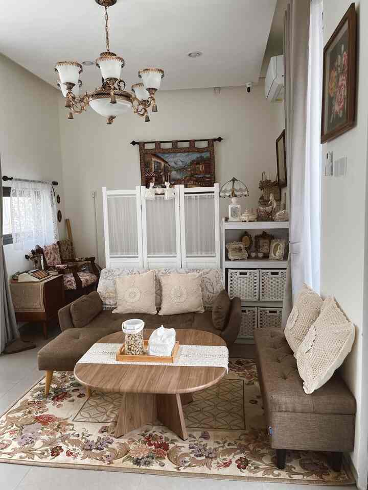 Color palette di rumah ini menggunakan warna earth tones karena rumah ini ingin mengusung tema vintage-rustic, juga dengan pendekatan cottage dimana warna warna yang ditampilkan adalah warm, seperti cokelat, putih, terracotta, dan hitam. 
Penataan setiap ruang dengan mempertimbangkan warna-warna tersebut agar menyatu dan tidak kontras. 
Cat dinding di rumah ini menggunakan warna putih supaya terkesan luas dan alami. Begitu juga dengan pernak pernik di rumah ini menggunakan warna yang senada. 

#warnacatrumah
#catluarrumah
#warnacatruangtamu
#homecolorpalette
#inspirasiwarnarumah
#vintagerustic
#idecolorpalette