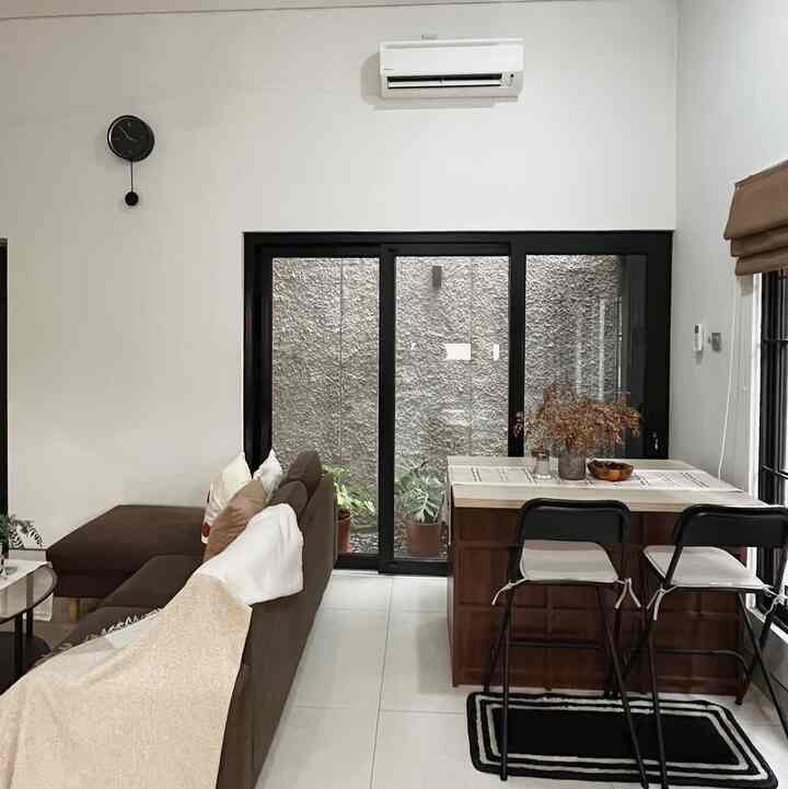 Helllo🤍

Sebenarnya di NRHome sendiri tidak memiliki ruang makan, namun area ini menjadi salah satu tempat untuk kami makan bersama keluarga. 

Kami menggunakan table island yang difungsikan untuk meja makan. Walau kursi ini terlihat tinggi material yang digunakan pun aman, jika tidak ada makanan yang disajikan kami letakkan sedikit perintilan agar ruangan terlihat lebih rapih & cantik tentunya aman juga untuk anak-anak. 

Table island ini memiliki fungsi lain karena terdapat kabinet dibawahnya yaitu untuk menyimpan barang-barang/ snack makanan.

#MejaMakanMinimalis #KitchenSet #KitchenSetMinimalis #InspirasiRuangMakan #DiningRoomStyling #Islandtable #mejamakan
