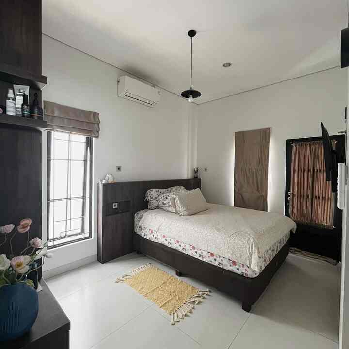 Color pallete di kamar ini grey & wood. Untuk dinding kami memilih warna skylight. 
Memilih warna ini kami rasa nyaman untuk di kamar tidur. 

Kami memadukan warna dengan yang mendekati dengan warna kamar ini agar tetap nyaman. 

Tips nya memilih warna sesuai dengan yg disukai. 

#CatRumahMinimalis #WarnaCatRumah #HomeColorPalette #InspirasiWarnaRumah #InspirasiwarnaKamar #KamarMinimalis