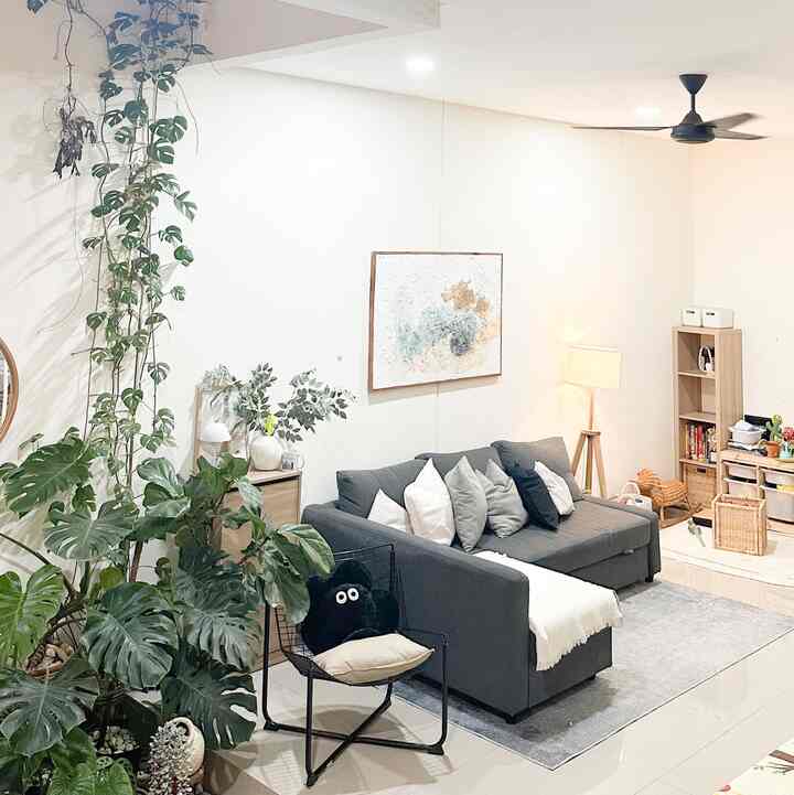 Color Palette at casaaksadaru ⚪️🟤🟢⚫️🔘 
Menentukan warna atau tone color rumah tu susah susah gmapang ya. Susahnya tu ngerem pengen ini itu lucu semua hahah. 

Casaaksadaru iyu tone nya kayu coklat, hijau dr tanaman2 kami, putih dari sentuhan cat tembok, cussion, dan hitam dari beberapa perabotan pendukung. 

Yang japandi banget tu tone nya di master bedroom, jadi keliatan warm banget,  gimana rumah kalian? Share yaaa 

Selamat minggu semua 🤍


#InspirasiWarnaRumah
#HomeColorPalette
#catTembokWhitecream
#casaaksadaru
#colormyhome
#sofaabuabu
#cussionputih
#bedcoverputih