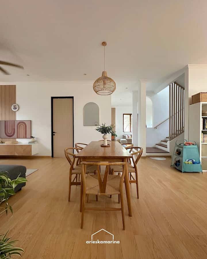 Disinilah keluarga kami berkumpul dan makan bersama. Meja makan ini custom di Julian Furniture dengan ukuran 180x75X75 menggunakan kayu jati dengan design kursi wishbone chairs yang sangat kental dengan scandinavian/japandi/korean house style. Begitu juga dengan kursi leather woven di kitchen island kami memilih untuk custom di Julian furniture juga menggunakan material kayu jati supaya awet. 

Sentuhan tanaman hijau disetiap sudut menambah manis ruang makan kami. 

Special weekend kami bebas mau makan diarea mana saja, biasanya ada yang di kitchen island sembari ngobrol dan memasak, kebetulan anak-anakku sudah besar jadi yg tertua suka memasak sendiri juga, ada yang di dining table, ada juga yang di sofa sambil menonton tv biasanya si bungsu. 

#MejaMakanMinimalis 
#KitchenSet 
#mejamakancustom
#InspirasiRuangMakan
#DiningRoomStyling