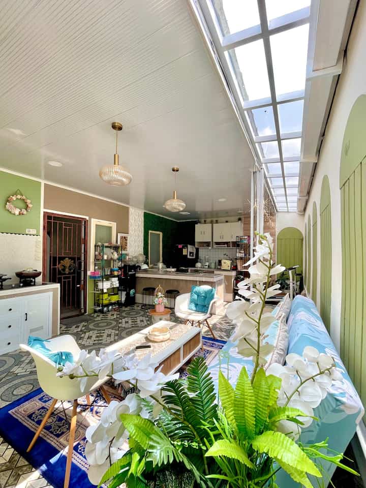 Super-wide angle dapur berukuran 4 m x 7.2 m yang dekorasi wall featurenya semua pakai barang-barang online dengan affordable price! Mulai dari PVC wall panel, wall decor dengan rumput sintetis, penggunaan plafon pvc sebagai wall decor hingga MDF murah meriah.. tidak hanya itu, untuk menghemat budget, kami juga melakukannya secara mandiri loh! Terkadang impian kita maunya begini dan begitu, tapi kenyataannya budget kita cuma bisa buat seperti ini dan itu. Tetapi, tidak jarang dengan kreatifitas tertentu, meskipun barang-barang yang dipakai tidak mahal, dapur impian kita bisa tetap terwujud. 🥰 #KitchenSetMurah #WallDecor #mdf #RumputSintetis #PVCWallPanel #KanopiKaca #InspirasiRuangMakan #DiningRoomStyling
