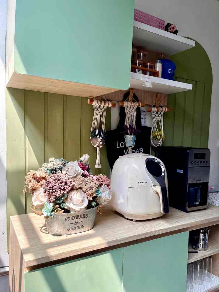 Warna yang dominan di dining & kitchen kami adalah Sage Green no. 4 by Avitex dan Colonial White Cream by Propan. Kemarin, saat tahap renovasi dapur, warna yang sedang hype ya warna-warna tersebut. Setelah coba diaplikasikan lewat design 3D sepertinya Sage Green + Colonial White Cream sangat cocok. Apalagi konsep dapur kami memiliki skylight, sehingga dua warna tersebut akan menciptakan suasana ruangan yang lega dan luas saat terkena sinar matahari dari kanopi kaca yang ada. #SageGreen #WhiteCream #NaturalWood #Mdf #plafonpvc #DownLight #SkyLight #HomeColorPalette #InspirasiWarnaRumah