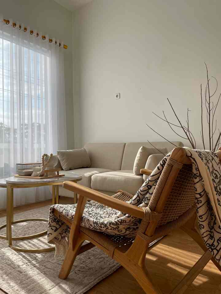 Sebelumnya ruangan ini adalah mini butik tempat ibu berkarya. Namun, sekarang kami ubah menjadi ruang tamu dengan colour palete yang sangat simple yaitu white & wood. Kami memilih tema ini karena sebelumnya memang sudah terpasang di butik, jadi memanfaatkan yang sudah ada kami tinggal menambahkan beberapa item yang senada. Cara memadukan warnanya juga cukup simple hanya ada warna putih-cream & wood. Warna aman & nyaman tidak perlu terlalu pusing mix & match furniture didalamnya.

#HomeColorPalette #InspirasiWarnaRumah #JotunSpringDew #Sofa2Seater #LoungeChair #ThrowBlanket #CoffeeTable