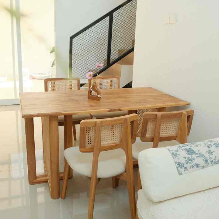 Dining room di Damaruma terletak di area openspace lantai 1, sehingga jadi satu dengan area kitchen dan living room.
Furnitur kayu jati jepara yang digunakan menambah konsep japandi minimalist.
Untuk dekorasi kami menambahkan vas bunga kayu dan artificial flower untuk menambah kesan manis

#MejaMakanMinimalis #MejaMakanJati #DiningTableSetJati #MejaMakanJatiRotan #InspirasiRuangMakan #DiningRoomStyling

