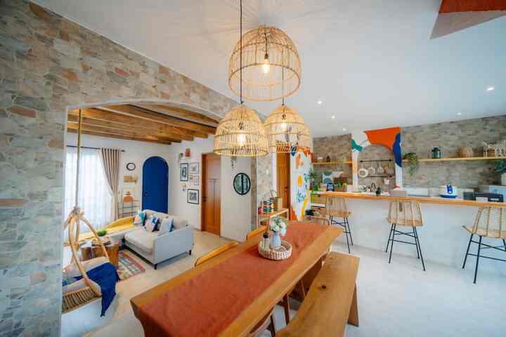 Halo tetangga online,
kali ini saya akan membahas ruang favorite anak-anak, yes.. ruang makan!

Tetap dengan tema morrocan, jadi unsur kayu dan raw masih sangat kental terlihat, untuk tembok masih menggunakan teknik seperti ruangan lain, ditambah aksen dari batu alam diatara perpindahan ruang keluarga dan ruang makan, untuk aksen batu alam ini kami menggunakan tiles dari roman agar lebih mudah pemasanganya tapi look tetap ok, lalu untuk meja makan tentu dari kayu... untuk kursi kami menggunakan 3 macam kursi, kursi rotan, kursi kayu jati dan kursi panjang jati, tidak lupa lampu gantung rotan yang menjadi pusat perhatian. 

#InspirasiRuangMakan
#DiningRoomStyling
#MejaMakanMinimalis
#KursiRotan
#KeramikDinding
#TilesDinding
#BatuAlam
#LampuGantungRotan
#moroccanmediterranean 
#moroccan
#mediterranean 
#homedecoinspo 
#rumahmoroccanmediterranean
#rumahmediterranean 
#rumahbandung 
#tropical