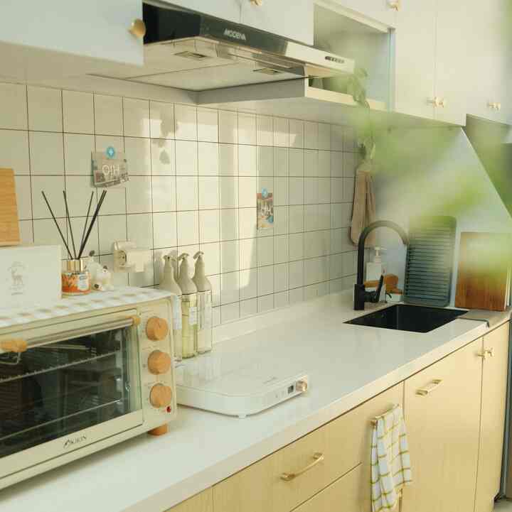 Color Palette warm, white, brown digunakan di Damaruma dengan ambiance warm dan cozy.
Sentuhan penggunaan furnitur kayu dengan cat interior full white di padukan dengan penggunaan railing hitam menambah kesan minimalist aesthetic.
Untuk menambahkan kesan hidup kami menambahkan beberapa artificial plant.

#CatRumahMinimalist #HomeColorPalette #InspirasiWarnaRumah #RumahJapandiMinimalist #KoreanHouse #WhiteWoodyFurniture