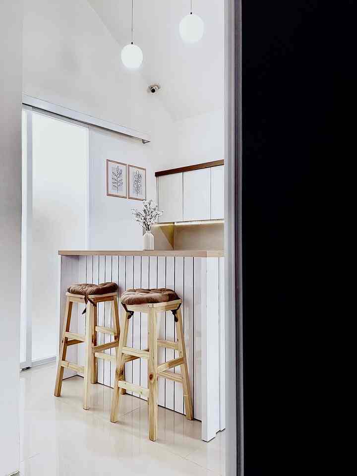 Dining Room Styling 

Ruangan ini menjadi area favorit kami di rumah untuk berkumpul sekedar makan dan minum kopi bersama. Rumah ini memang tidak memiliki area khusus untuk dining. Karena ingin menerapkan konsep minimalis dan memanfaatkan space yang ada maka area mini bar ini difungsikan juga untuk dining room.

Lighting di area ini memakai lampu gantung moonlight sebagai pencahayaan utama. Kami juga menambahkan led strip dengan cahaya warm white di area kitchen set agar suasana lebih hangat di malam hari.

Meja island kami custom dengan ukuran lebih tinggi dari kitchen agar tampak depan area dapur tidak terlihat dan kesannya lebih rapi. Kami memakai material Blockboard dan Multiplek dengan finishing HPL Taco.

#minibarminimalis
#mejamakanminimalis
#inspirasiruangmakan
#diningroomstyling