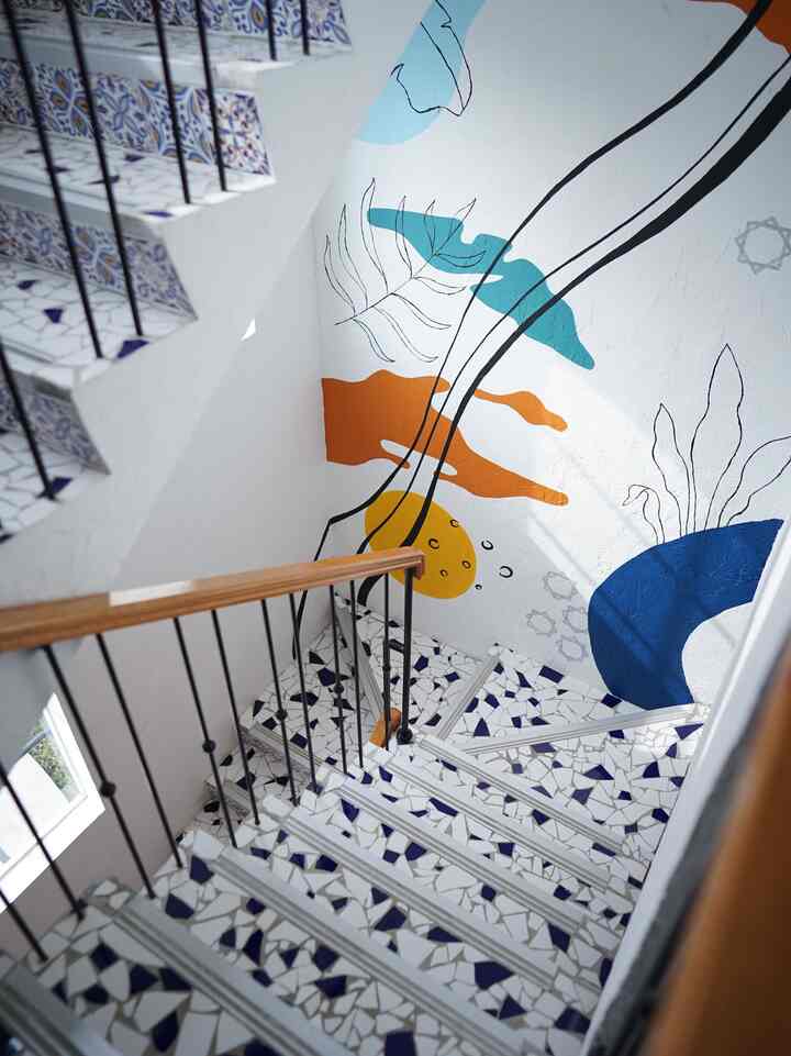 Color Palette Casa de Likan
🔵🟢🟡⚪️🟠
--
Masih bersambung dari cerita liburan kami ke Maroko tahun 2019, pengalaman berbeda kami dapatkan ketika berkeliling ke perumahan dan perkampungan di daerah sana, terutama saat kami mengunjungi Jardin Majorelle rumah sang maestro YSL, kami terkaget-kaget karena warna bertabrakan namun berpadu satu sama lain dengan cantiknya. Ternyata, warna warna ini merupakan gambaran dari perpaduan budaya dari berbagai macam etnis, Eropa Afrika terutama suku barbarian! Yes, kami langsung klik dan bersepakat membuat rumah dengan padu padan warna berwarna warni seperti di Maroko.

Warna dasar tetap warna putih agar aman kami masukan warna warna lain seperti biru, orange , hijau dan kuning. Setelah rumah beres, kami putuskan menambah cat dekoratif lukisan bermakna dengan warna warna tersebut, tak lupa kami mengisi interior rumah dengan teliti agar tetap aman masuk ke color palette rumah.

#CatRumahMinimalis 
#WarnaCatRumah 
#WarnaCatRuangTamu 
#HomeColorPalette
#InspirasiWarnaRumah
#moroccanmediterranean 
#moroccan
#mediterranean 
#homedecoinspo 
#rumahmoroccanmediterranean
#rumahmediterranean 
#rumahbandung 
#tropical