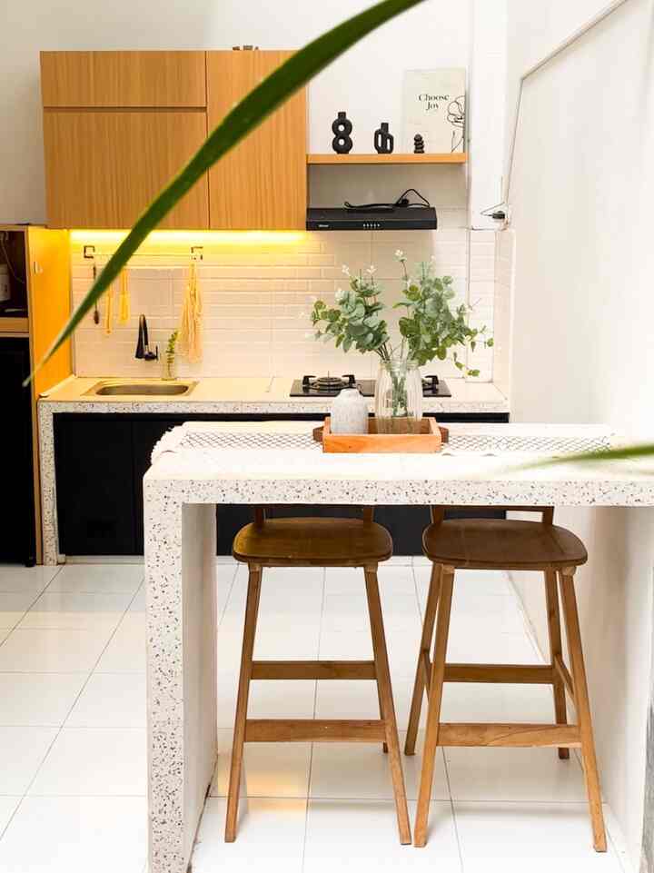 Meja makan yg kami miliki adalah meja makan yg memakai geranit motif terazzo , kami pilin motif terazo agar bila kotor tidak terlalu terlihat . Type meja makan kami adalah di design seperti meja makan bar menghadap ke area taman indoor . Kursi bar yg kami pilih adalah kursi jati yg di hias dengan rotan . Tema warna yg kami pilih ada white dan wood menyatu dengan warna lampu gantung yg kami pilih .
#MejaMakanMinimalis #kitchensetminimalis #warnacetrumah #InsipirasiRuangMakan #DiningRoomStyling